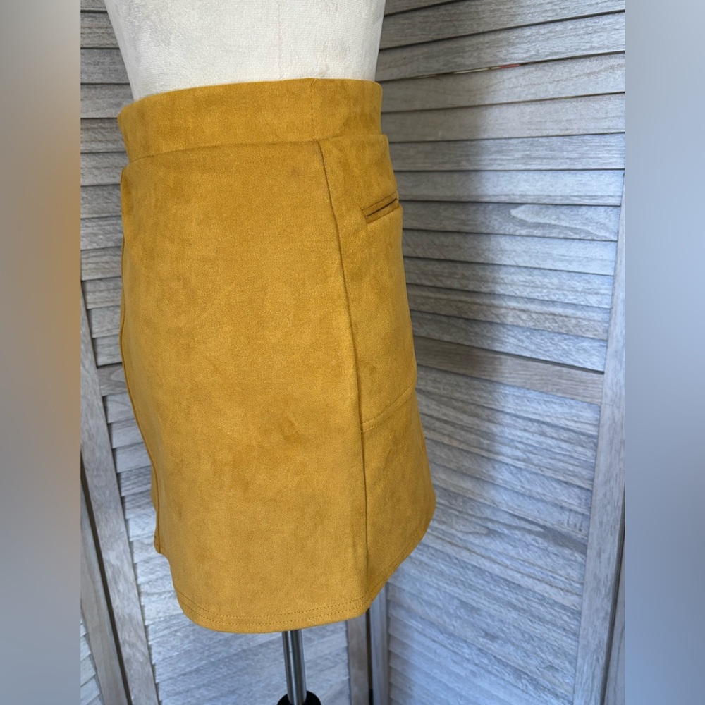 BLASHE Women’s SZ M Faux Stretch Suede Mini Skirt, Rich Saffron Yellow Color - Picture 5 of 16